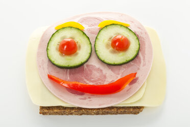 Smiley Wurstsandwich mit Käse und Pfeffer auf weißem Hintergrund - MAEF006027