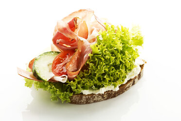 Fitness-Sandwich mit Frischkäse, Schinken, Tomaten und Gurken auf weißem Hintergrund, Nahaufnahme - MAEF006028