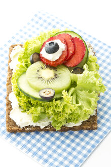 Fitness-Sandwich mit Frischkäse, Kopfsalat und Obstscheiben auf weißem Hintergrund, Nahaufnahme - MAEF006039