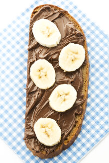 Mit Nutella und Bananenscheiben belegtes Brot - MAEF006048