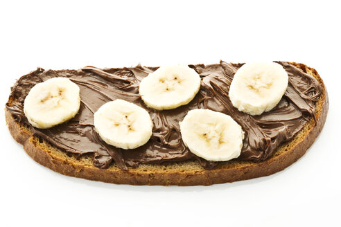 Mit Nutella und Bananenscheiben belegtes Brot, Nahaufnahme - MAEF006049