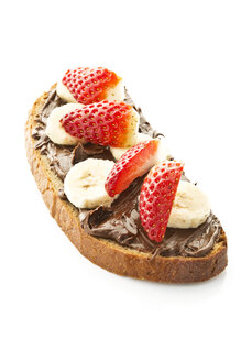 Brot mit Nutella, Bananen- und Erdbeerscheiben belegt, Nahaufnahme - MAEF006052