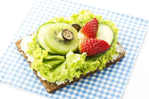 Fitness-Sandwich mit Frischkäse, Kopfsalat und Obstscheiben auf weißem Hintergrund, Nahaufnahme - MAEF006055