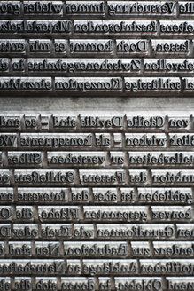 Germany, Bavaria, Continous text of typesetting in shop, close up - TCF003365