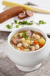 Schale mit weißer Bohnensuppe und geräucherter Wurst, Nahaufnahme - CSF017529