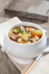 Bowl of white bean soup with smoked sausage, close up - CSF017531