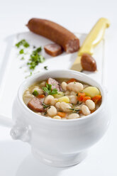 Schale mit weißer Bohnensuppe und geräucherter Wurst, Nahaufnahme - CSF017532