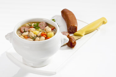 Schale mit weißer Bohnensuppe und geräucherter Wurst, Nahaufnahme - CSF017534