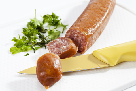 Geräucherte Wurst auf dem Schneidebrett, Nahaufnahme, lizenzfreies Stockfoto