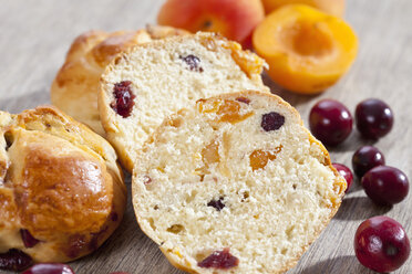 Preiselbeer-Scones mit Aprikose auf Holztablett, Nahaufnahme - CSF017540