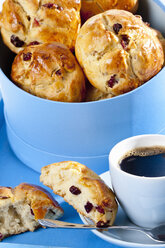 Cranberry scones with cup of tea on wooden tray, close up - CSF017545