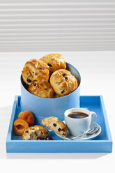 Preiselbeergebäck mit Aprikose und Tasse Tee auf Holztablett, Nahaufnahme - CSF017546