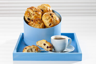 Cranberry scones with cup of tea on wooden tray, close up - CSF017548