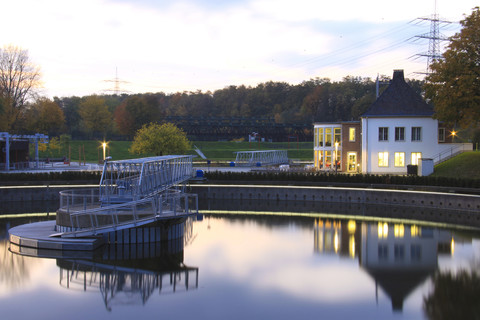 Deutschland, Nordrhein-Westfalen, Bottrop, Blick auf den Berne Park in der Abenddämmerung, lizenzfreies Stockfoto