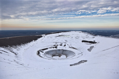 Deutschland, Nordrhein-Westfalen, Bottrop, Blick auf die Halde Haniel mit Amphitheater im Winter - AKU000052