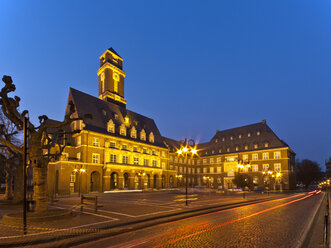 Deutschland, Nordrhein-Westfalen, Bottrop, Ansicht des Rathauses in der Abenddämmerung - AKUF000057