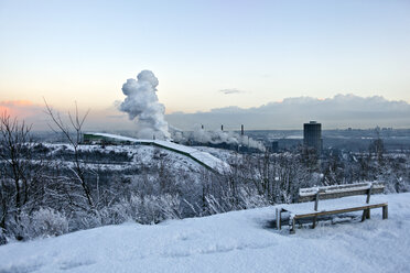 Deutschland, Nordrhein-Westfalen Ruhrgebiet, Blick auf Skihalle und Prosper-Koks im Winter - AKUF000063