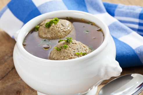 Schüssel mit Leberknödelsuppe auf Holztisch, Nahaufnahme - CSF017560