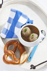 Schale mit Leberknödelsuppe mit Brezel im Holztablett - CSF017563