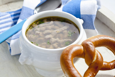 Schale mit Leberspätzlesuppe und Brezel, Nahaufnahme - CSF017565