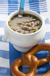 Schale mit Leberspätzlesuppe und Brezel, Nahaufnahme - CSF017566