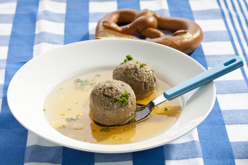 Teller mit Leberknödelsuppe und Brezel, Nahaufnahme - CSF017570