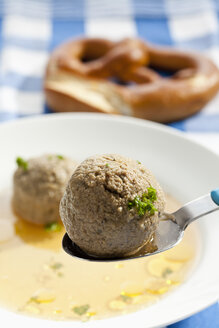 Teller mit Leberknödelsuppe und Brezel, Nahaufnahme - CSF017572