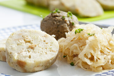 Teller mit Brot und Leberknödel mit Sauerkraut, Nahaufnahme - CSF017590