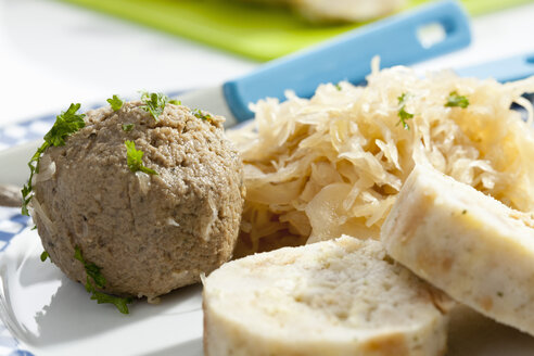 Teller mit Brot und Leberknödel mit Sauerkraut, Nahaufnahme - CSF017591