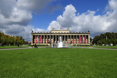 Deutschland, Berlin, Blick auf das Alte Museum am Lustgarten - ES000306