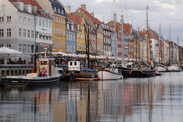 Dänemark, Kopenhagen, Blick auf historische Boote am Nyhavn - ES000316
