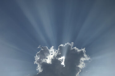 Deutschland, Bayern, Sonnenstrahlen, die durch die Wolken scheinen - CRF002302