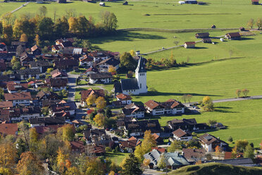 Deutschland, Bayern, Blick auf ein Dorf bei Bad Hindelang - SIEF003442