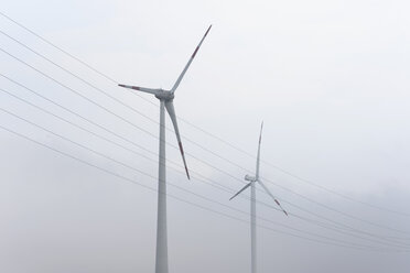 Deutschland, Blick auf eine Windkraftanlage in Garzweiler - HLF000089