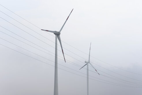 Deutschland, Blick auf eine Windkraftanlage in Garzweiler - HLF000089