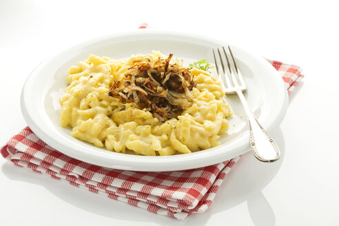 Teller mit Spätzle mit Käse und Röstzwiebeln, Nahaufnahme - MAEF006067