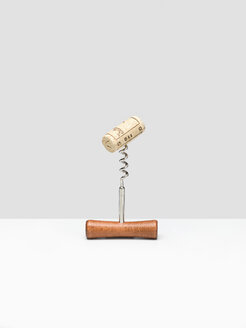 Corkscrew with wine cork, close up - CHF000009