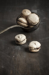 Macarons in einer Suppenkelle auf einer Holzunterlage - SBD000015