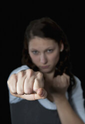 Aggressive junge Frau kämpft mit der Faust, Nahaufnahme - BFRF000189