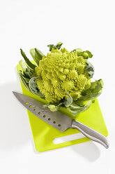 Romanesco-Brokkoli mit Messer auf Schneidebrett, Nahaufnahme - CSF017642