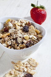 Bowl of muesli with fruit, close up - CSF017621