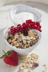 Bowl of muesli with yogurt and fruit, close up - CSF017619