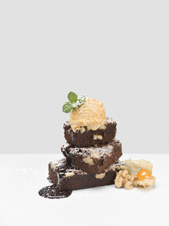 Haselnuss-Brownies mit Crème-Brulee-Sorbet, Schokoladensauce, Puderzucker und Physalis - CHF000020