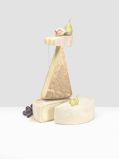 Variety of cheese slices with grapes, honey and figs - CHF000019