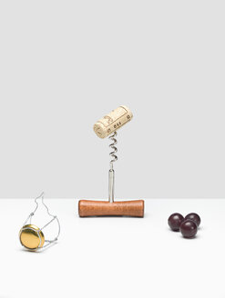 Corkscrew with cork, red grapes and champagne closure - CHF000018
