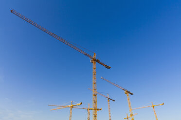 Deutschland, Baden Württemberg, Stuttgart, Baukräne gegen Himmel - WDF001593