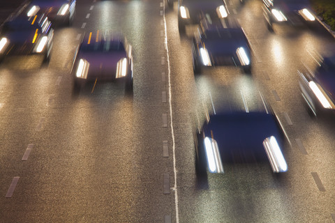 Deutschland, Baden Württemberg, Stuttgart, Verkehr auf der Straße, lizenzfreies Stockfoto