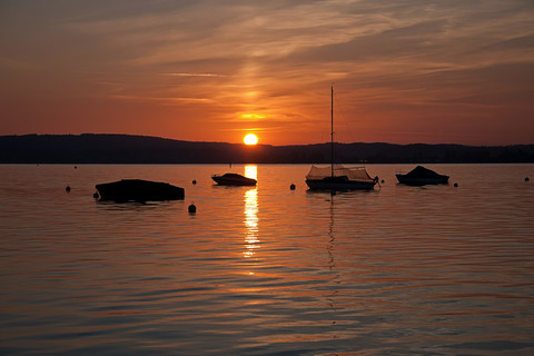 Deutschland, Baden-Württemberg, Blick auf den Bodensee bei Sonnenaufgang, lizenzfreies Stockfoto