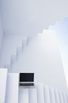 Laptop auf weißer moderner Treppe - PDYF000368