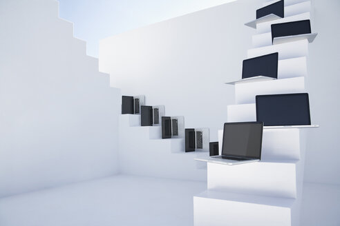 Laptops auf weißer moderner Treppe - PDYF000369